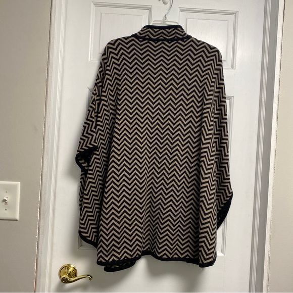 Liz Claiborne Sweater Poncho L/XL Black and Beige Chevron leather buckle closure - Picture 8 of 12